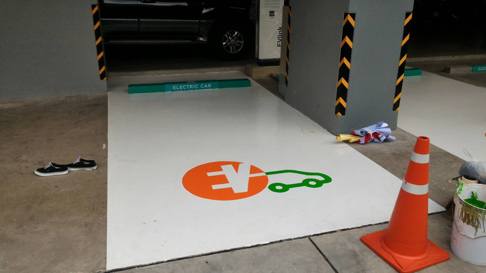 พื้น epoxy ทาเคลือบพื้นคอนกรีตด้วยการกลิ้ง